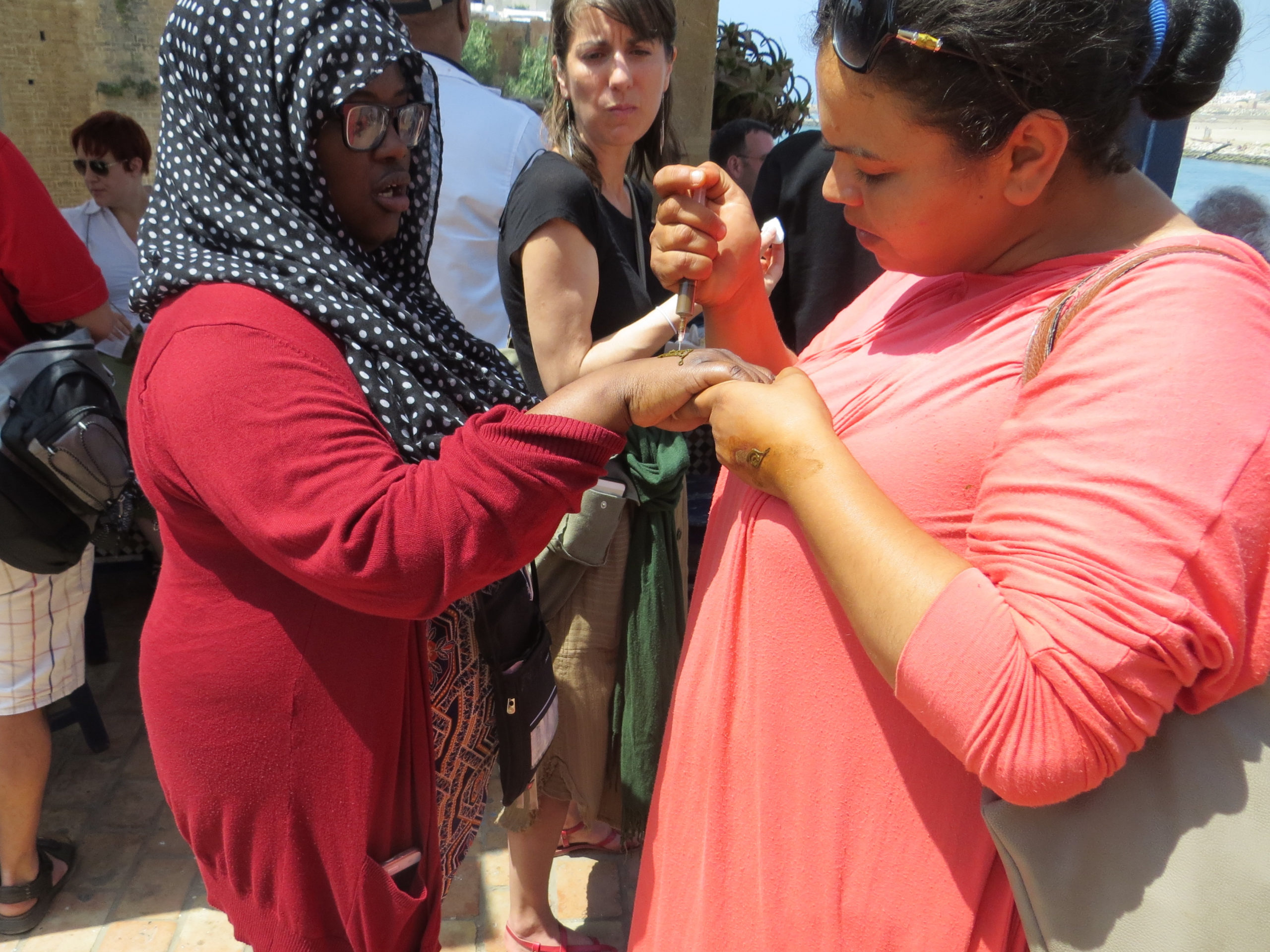 La pose du henné dans un lieu public (au Casbah, à Rabat).Cette dame a proposé ses servises de manière assez aggressive à une touriste.